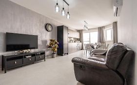 Brand New 3Br Apartment Close To All Amenities